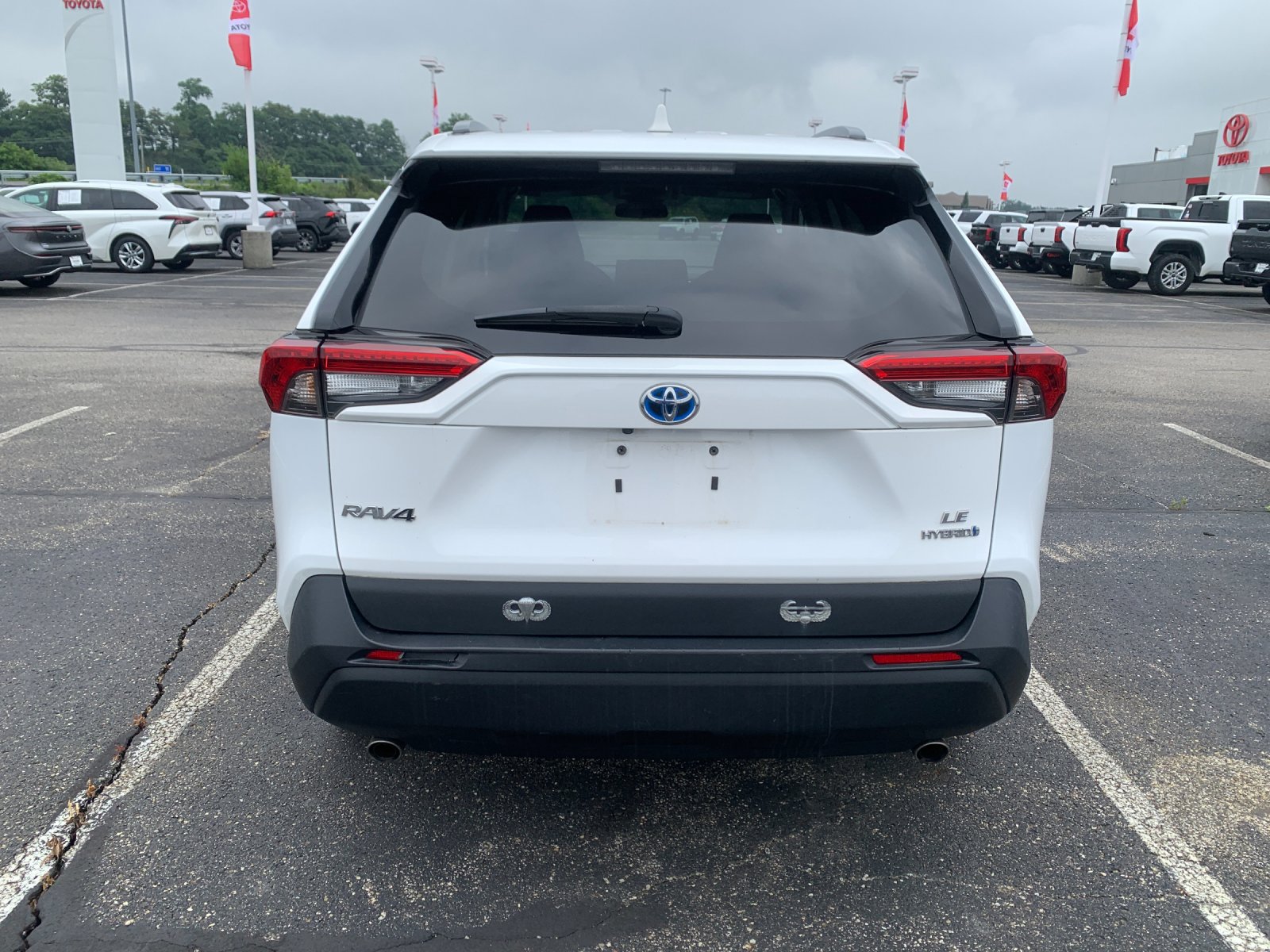 Used 2022 White Toyota LE image 3