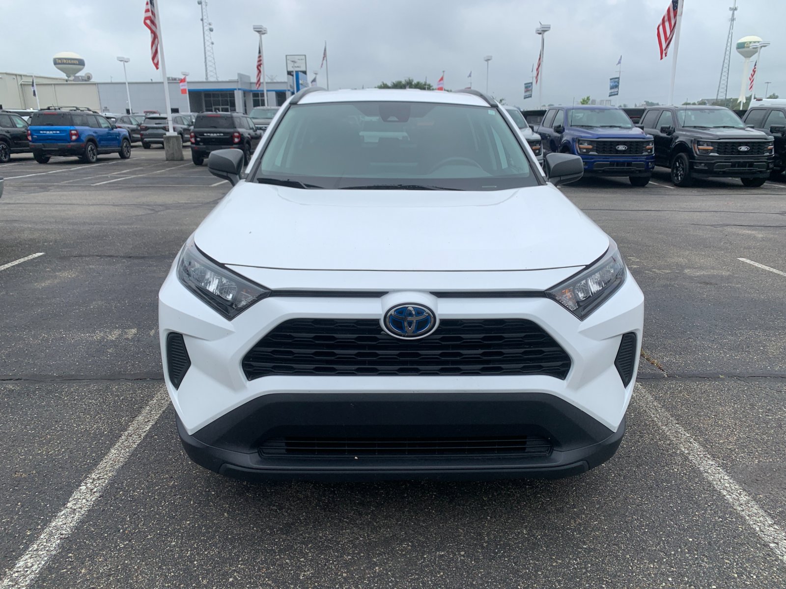Used 2022 White Toyota LE image 7