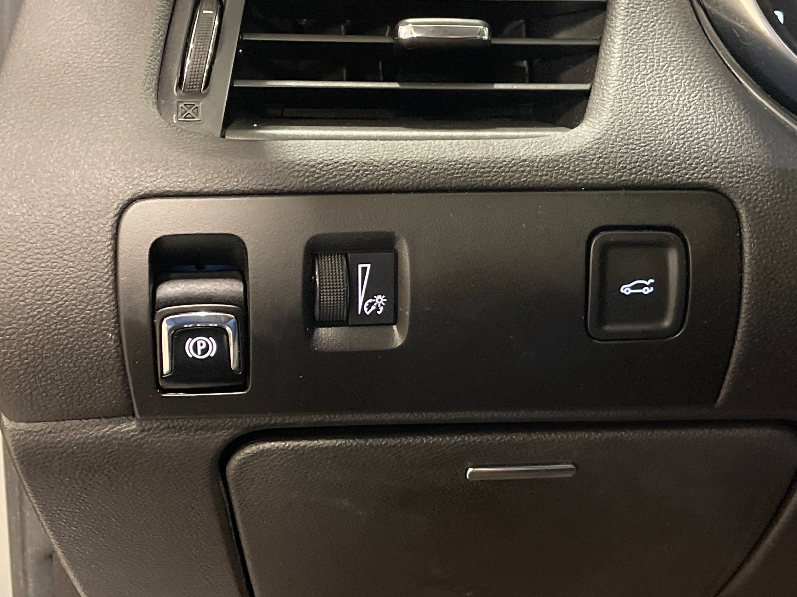 Used 2015 Silver Chevrolet LT image 27
