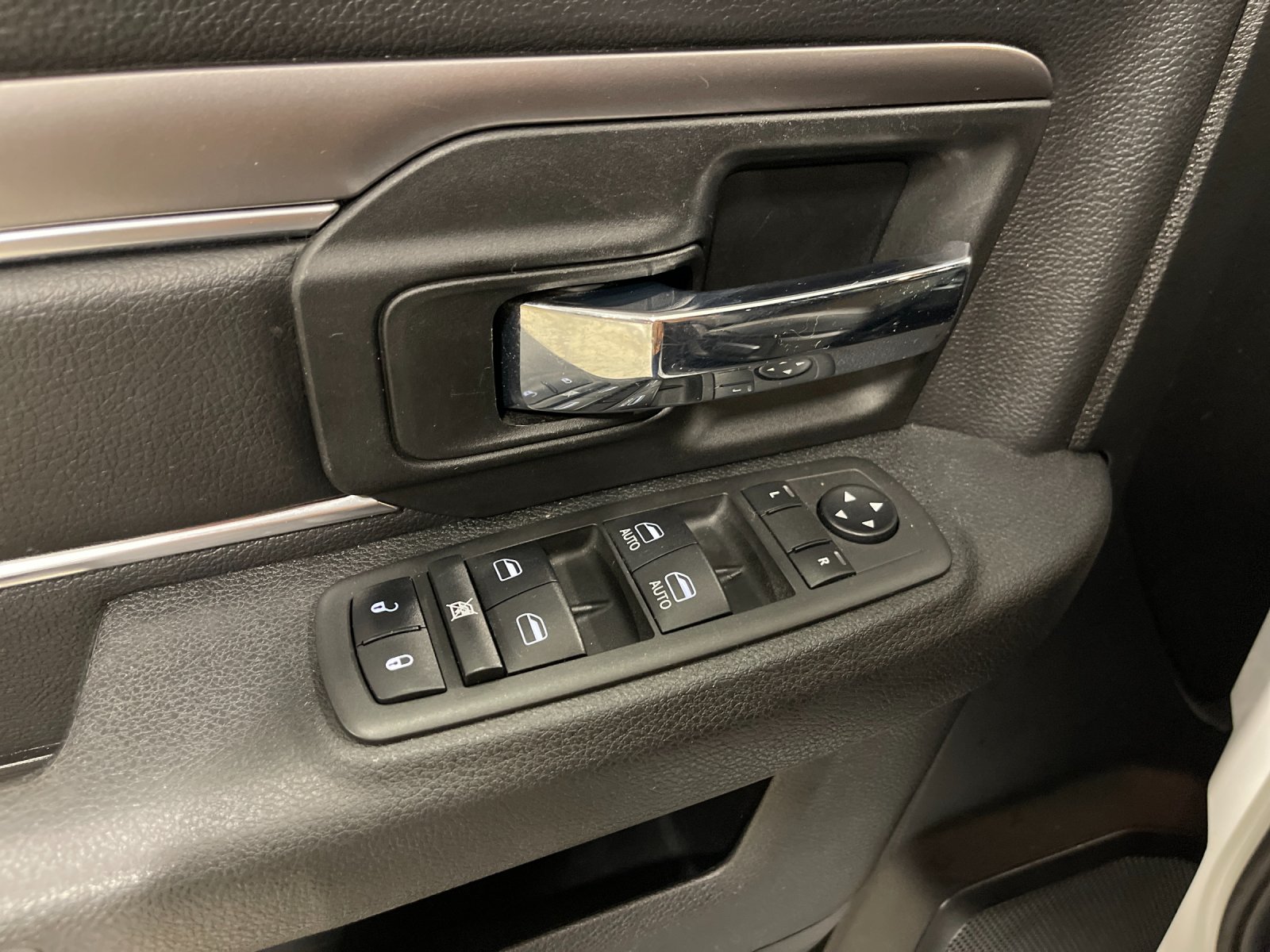 Used 2022 White Ram Warlock image 13