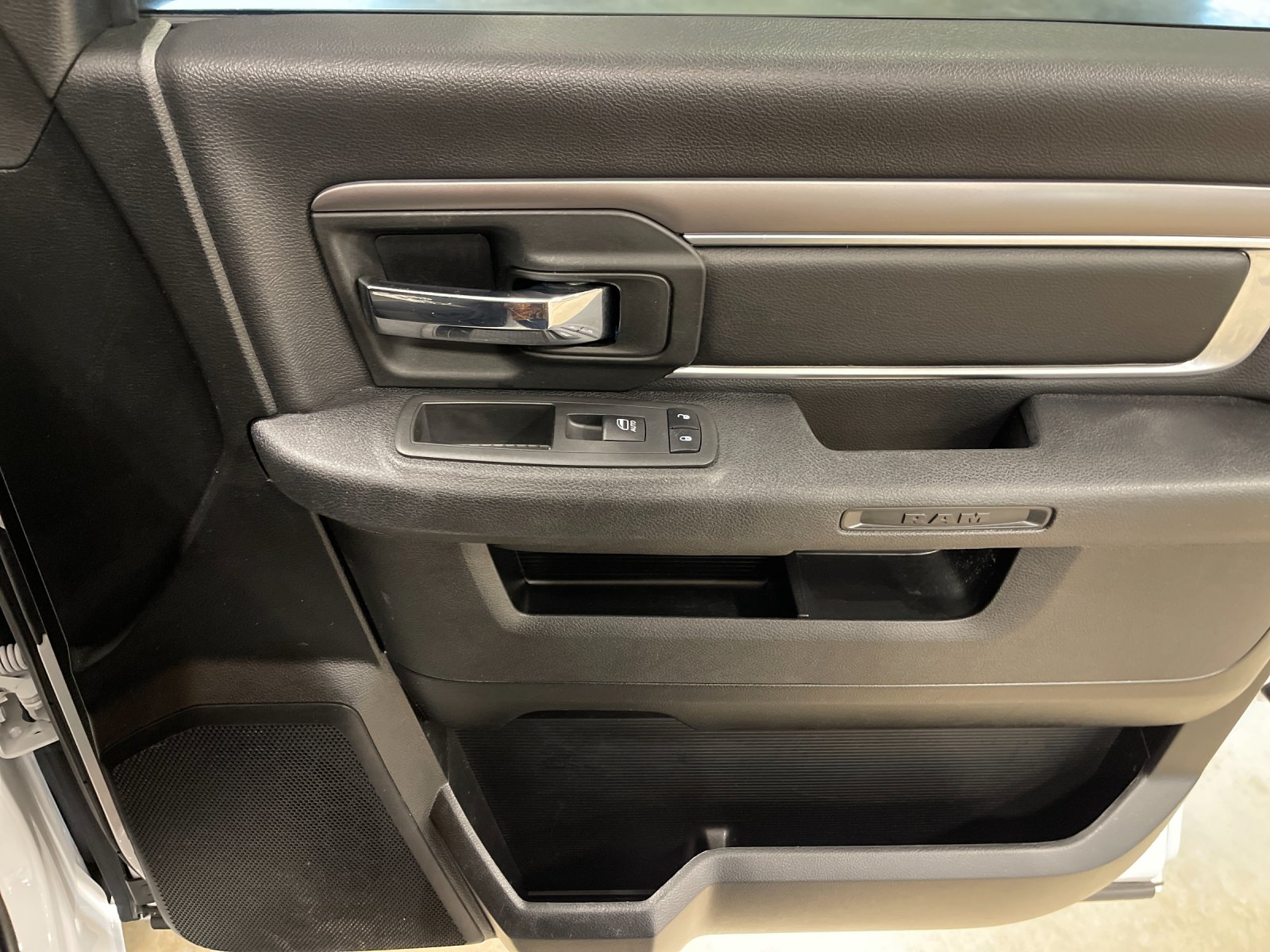Used 2022 White Ram Warlock image 18