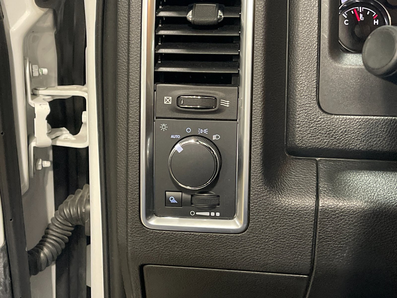 Used 2022 White Ram Warlock image 28