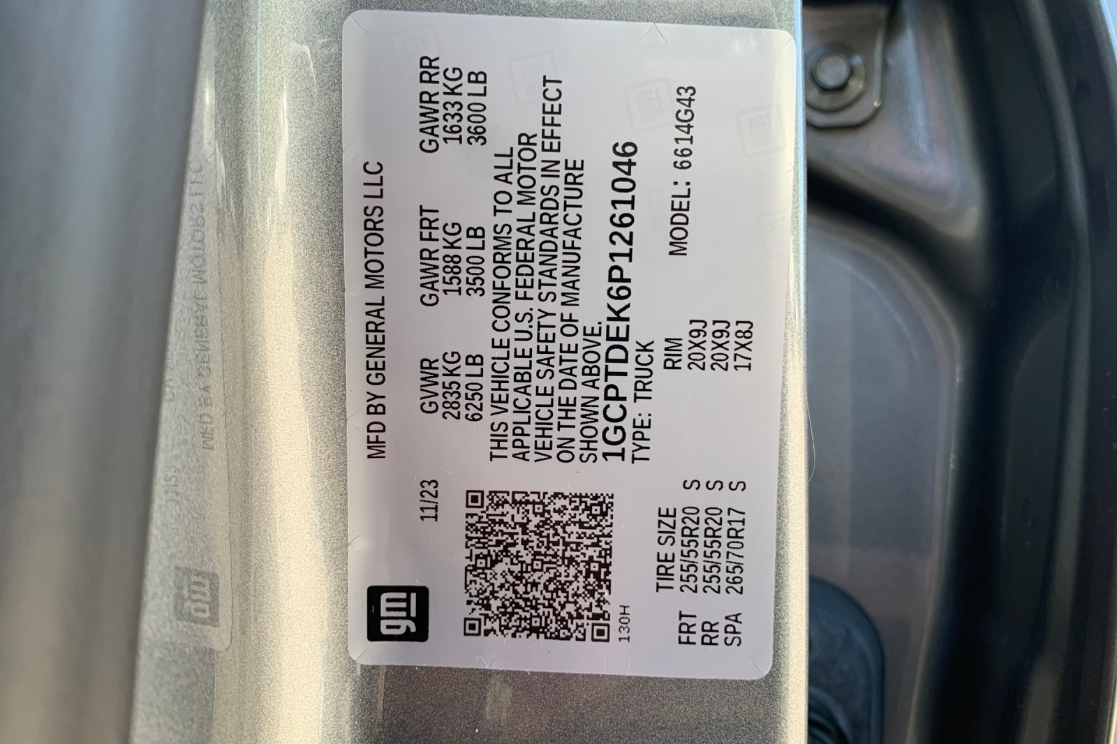 Used 2023 Gray Chevrolet Z71 image 34