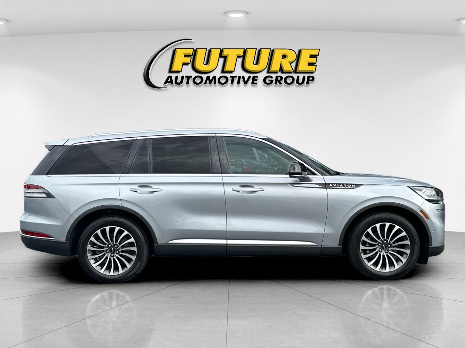 Used 2023 Silver Lincoln Reserve image 2