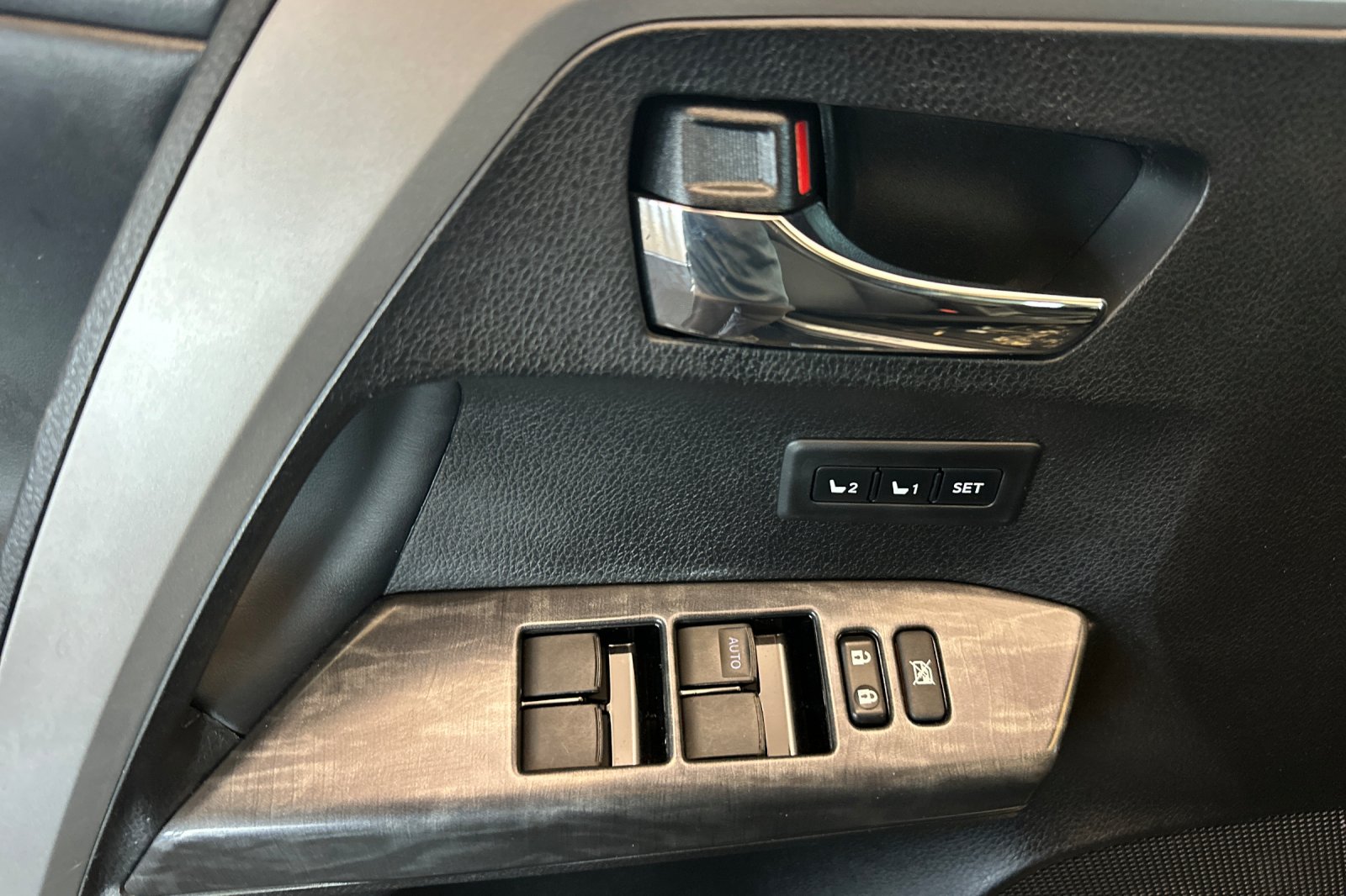 Used 2017 Gray Toyota Platinum image 11