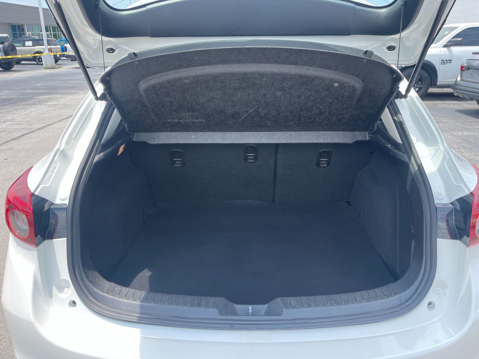 Used 2018 White Mazda Grand Touring image 17