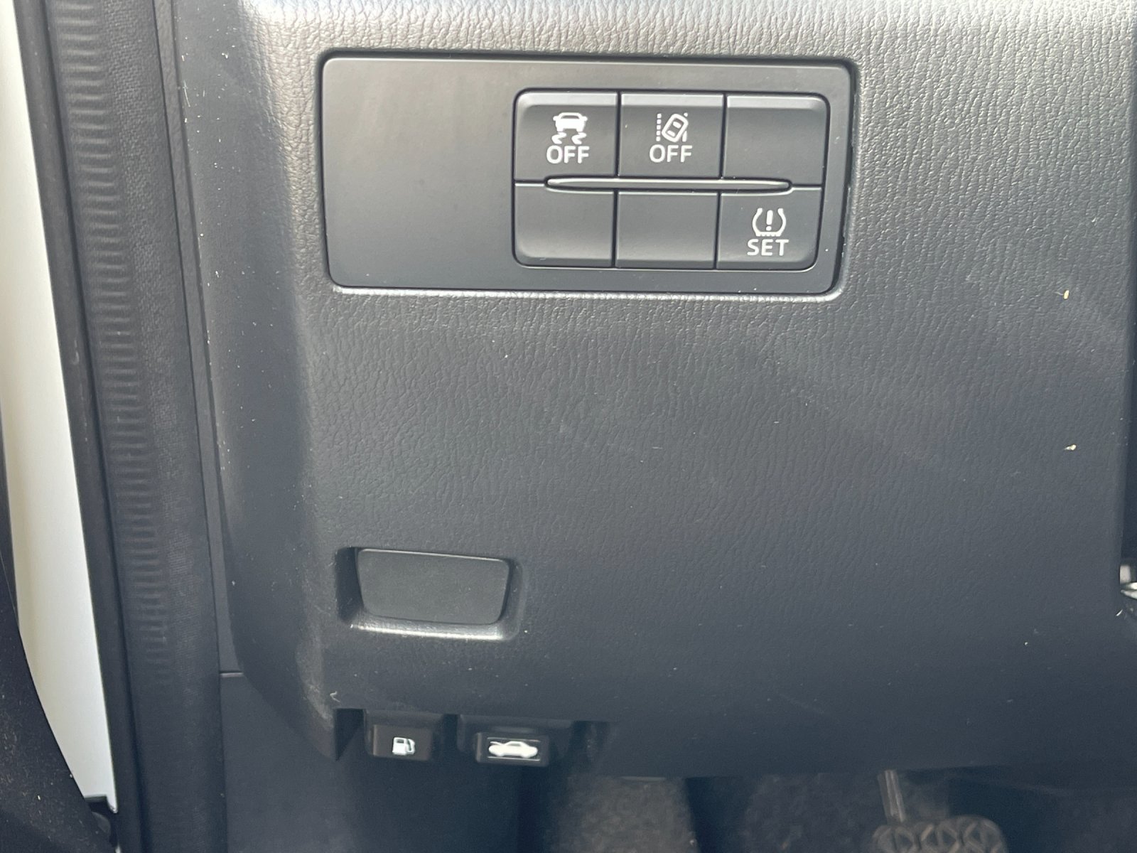 Used 2018 White Mazda Grand Touring image 30