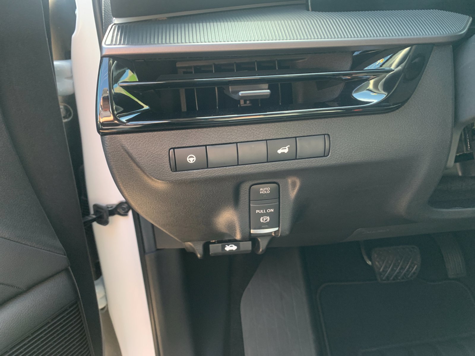 Used 2025 White Nissan SV image 32