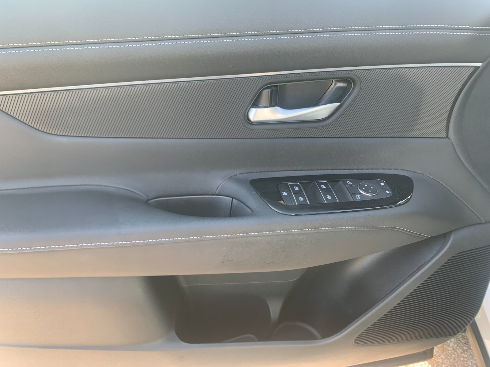 Used 2025 White Nissan SV image 13