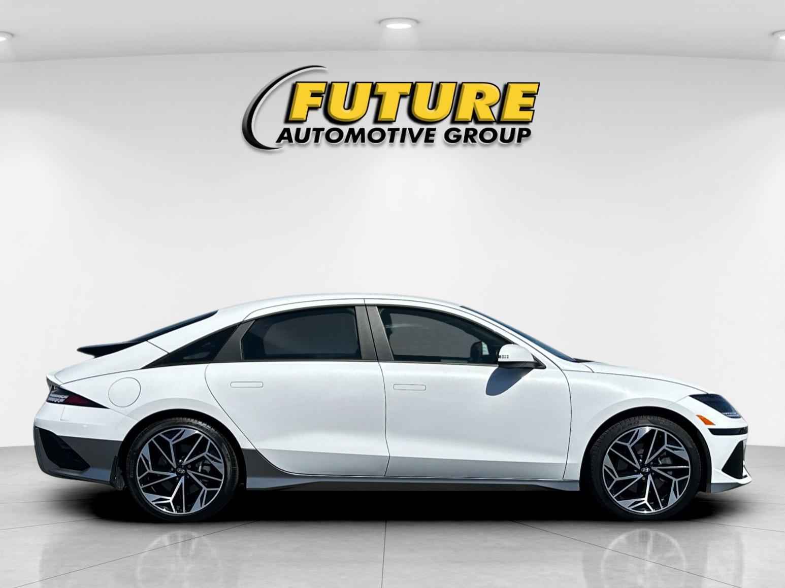 Used 2023 White Hyundai SEL image 2