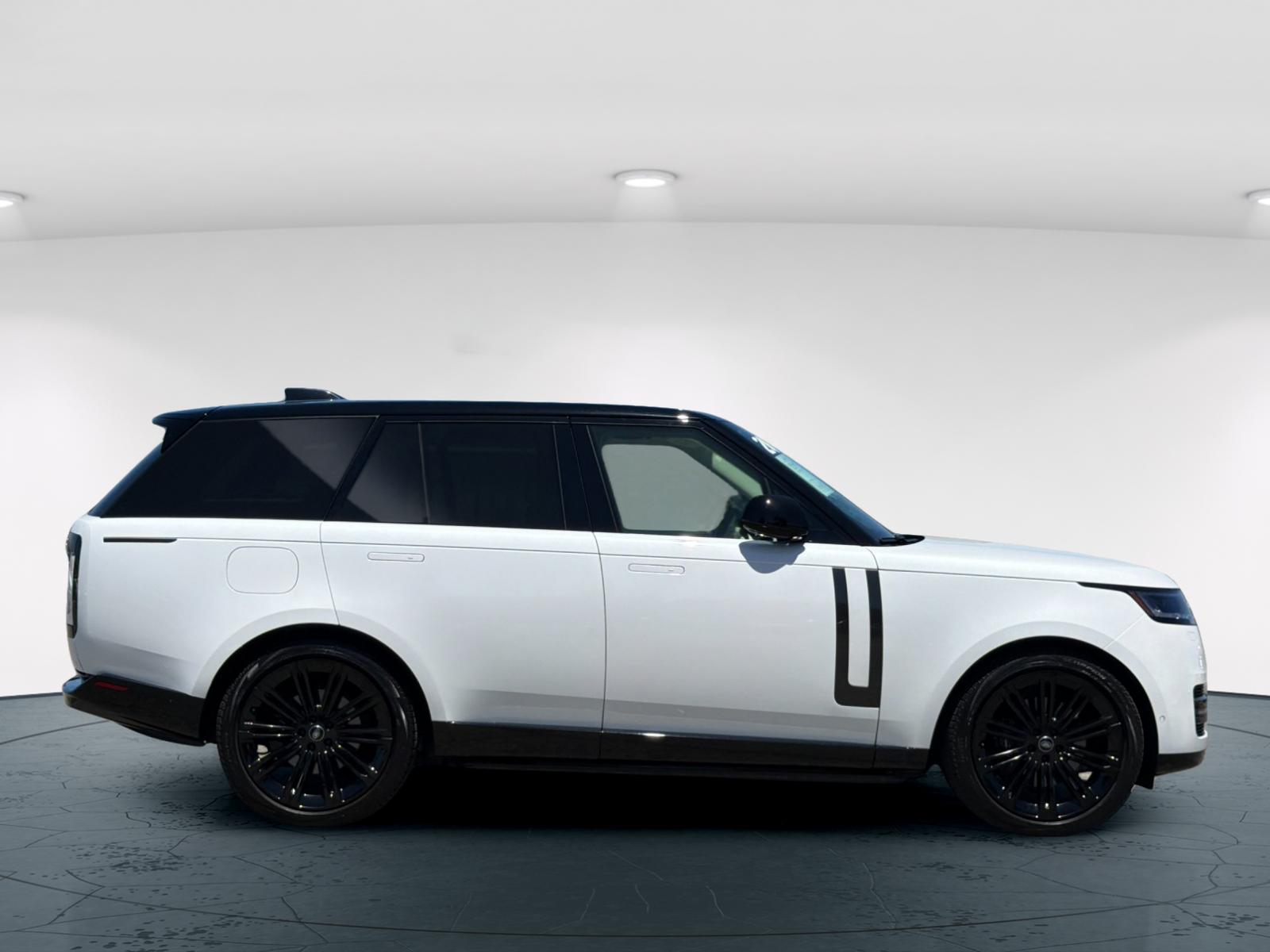 Used 2024 Ostuni Pearl White Metallic Land Rover SE 4D Sport Utility image 7