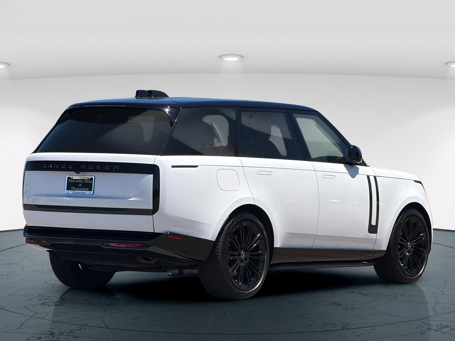 Used 2024 Ostuni Pearl White Metallic Land Rover SE 4D Sport Utility image 6