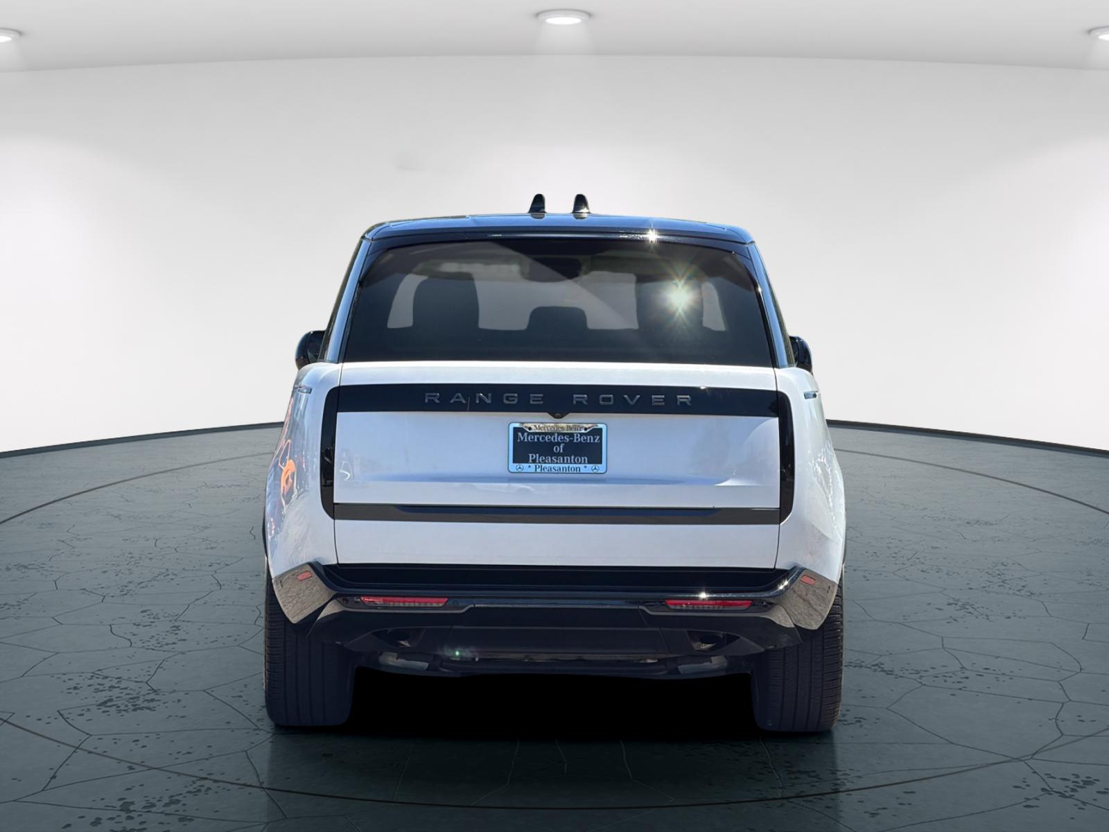 Used 2024 Ostuni Pearl White Metallic Land Rover SE 4D Sport Utility image 5