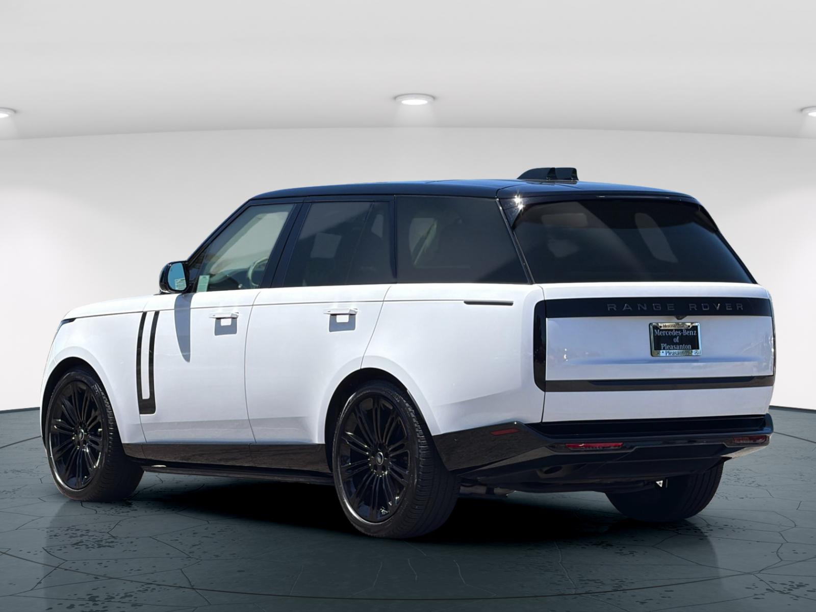 Used 2024 Ostuni Pearl White Metallic Land Rover SE 4D Sport Utility image 4