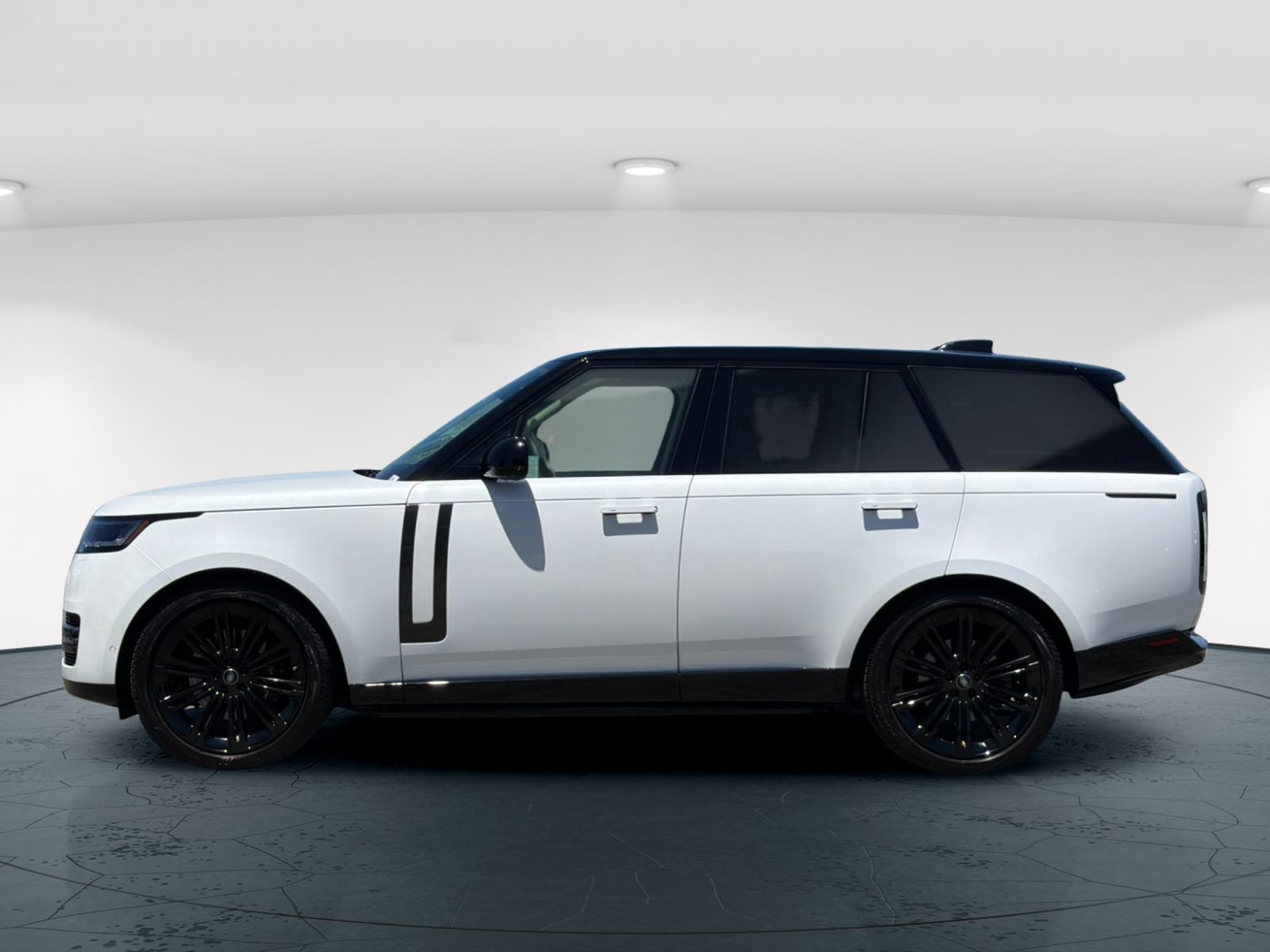 Used 2024 Ostuni Pearl White Metallic Land Rover SE 4D Sport Utility image 3