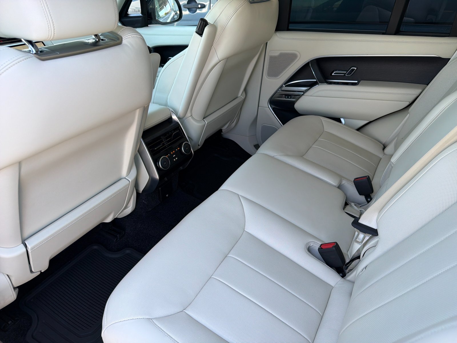Used 2024 Ostuni Pearl White Metallic Land Rover SE 4D Sport Utility image 13