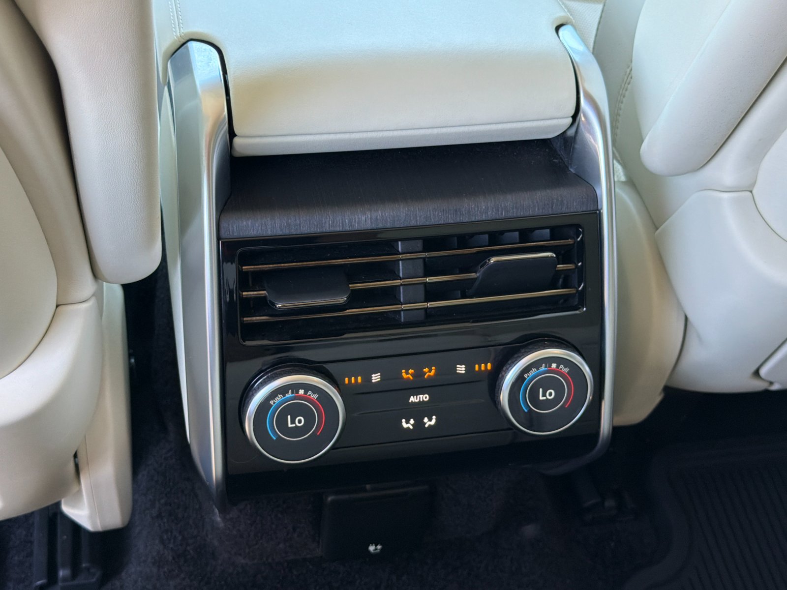 Used 2024 Ostuni Pearl White Metallic Land Rover SE 4D Sport Utility image 14