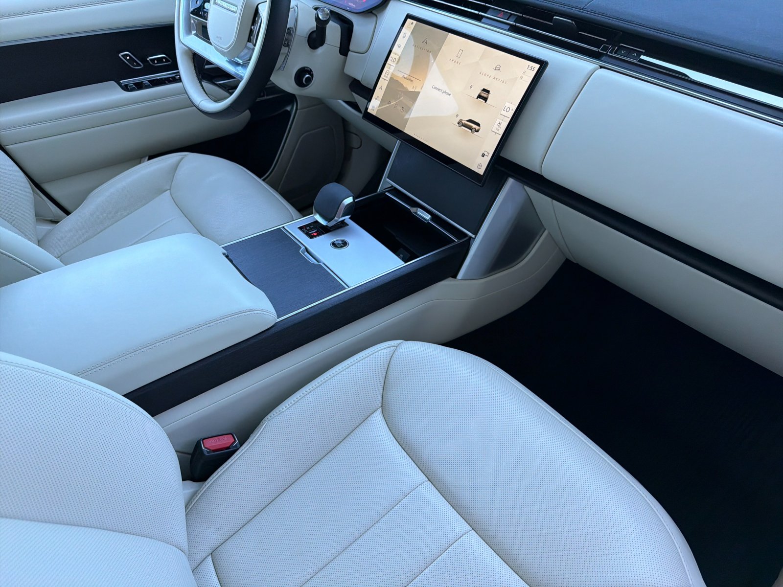Used 2024 Ostuni Pearl White Metallic Land Rover SE 4D Sport Utility image 18