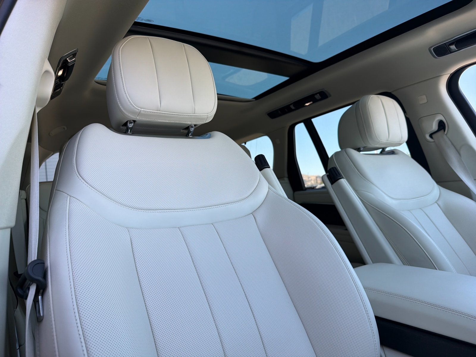 Used 2024 Ostuni Pearl White Metallic Land Rover SE 4D Sport Utility image 19
