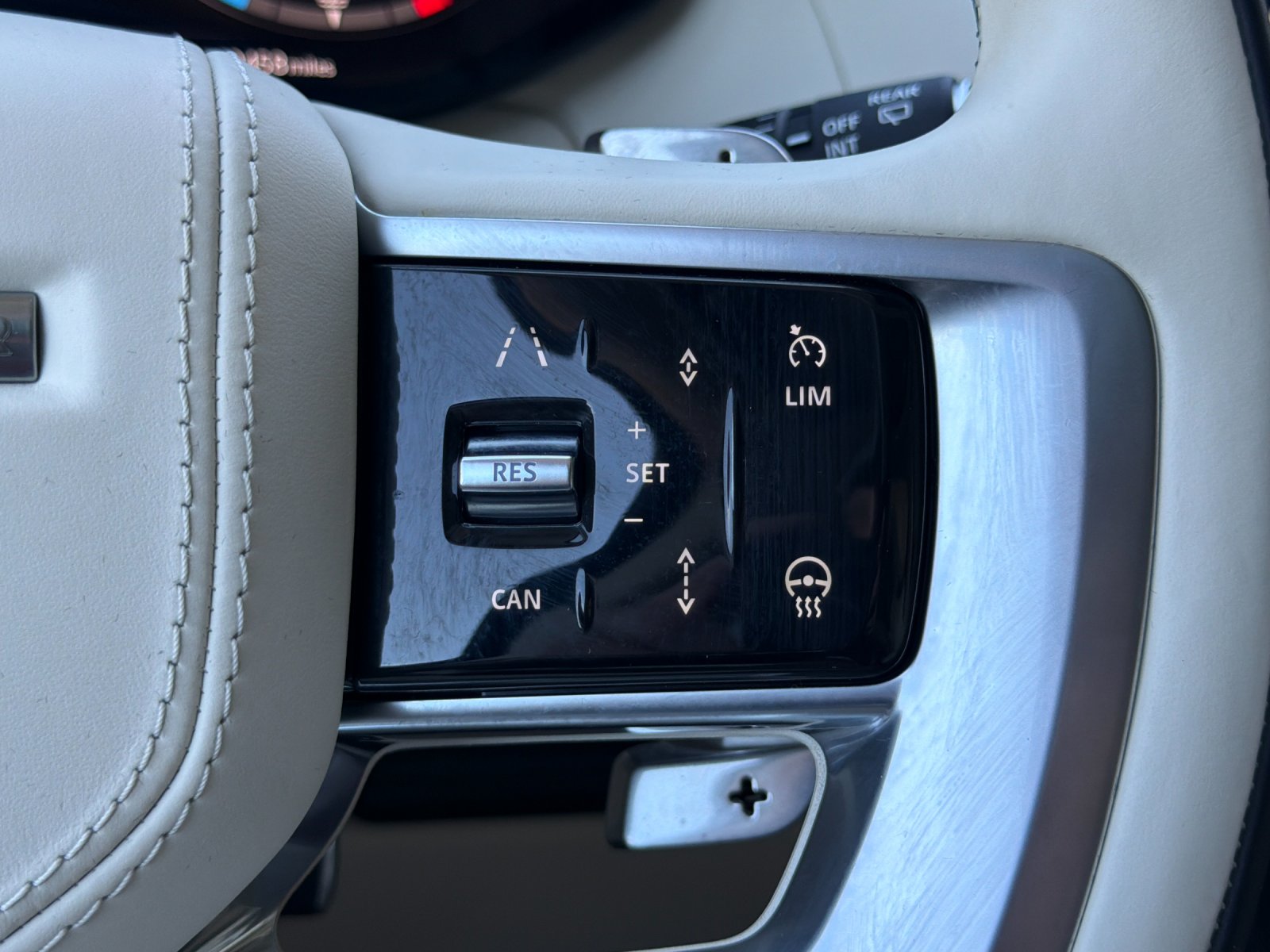 Used 2024 Ostuni Pearl White Metallic Land Rover SE 4D Sport Utility image 29