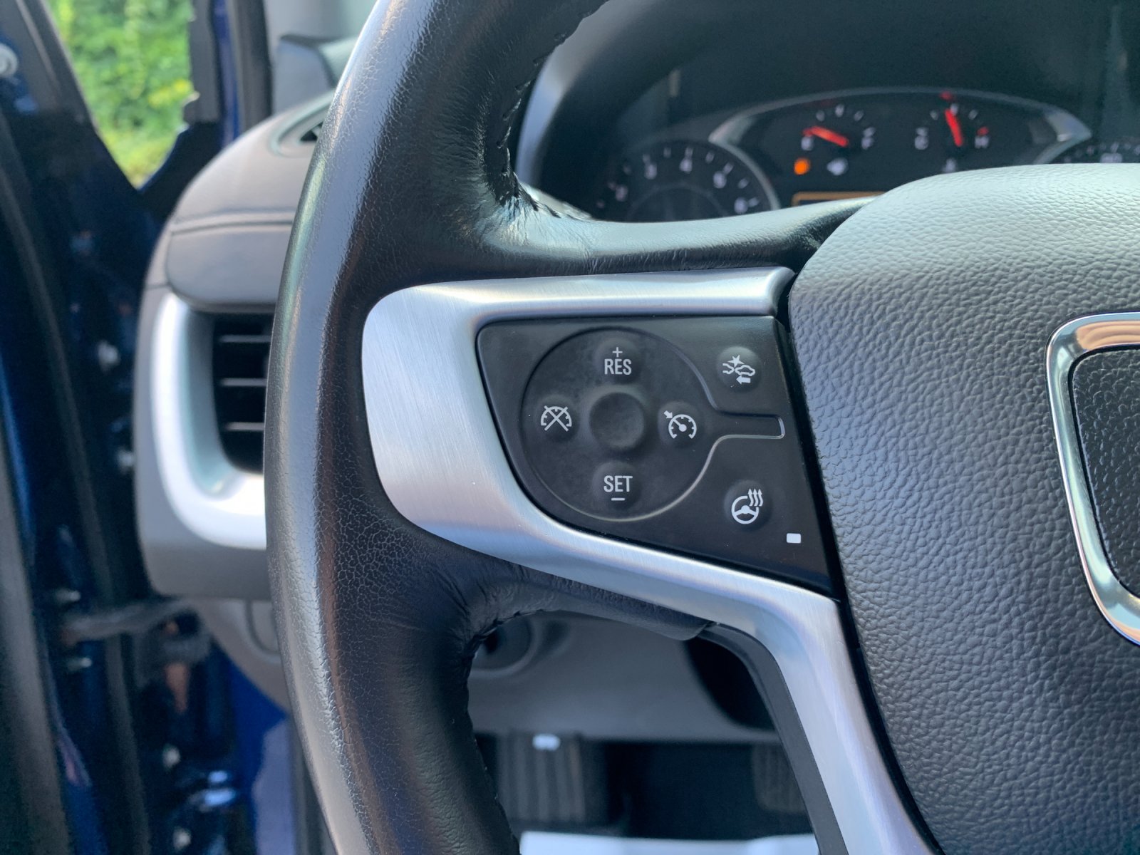 Used 2022  GMC SLT image 29