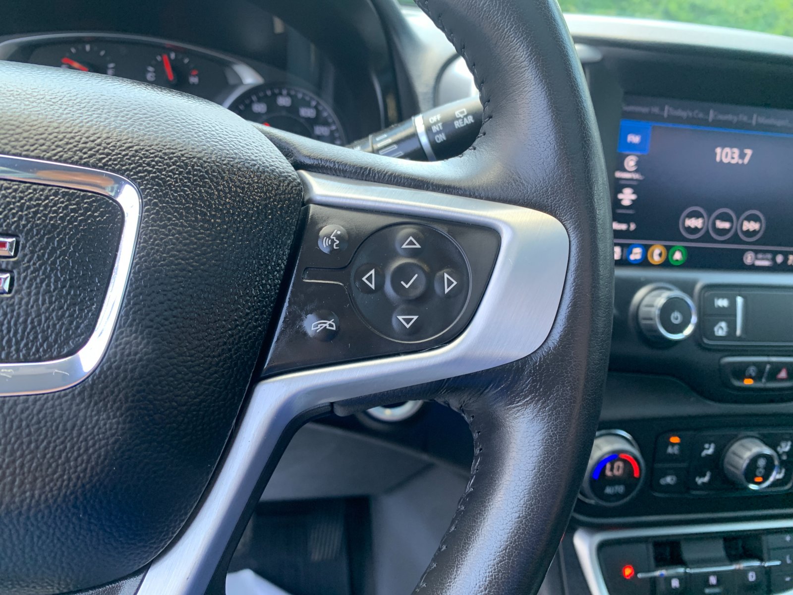 Used 2022  GMC SLT image 30