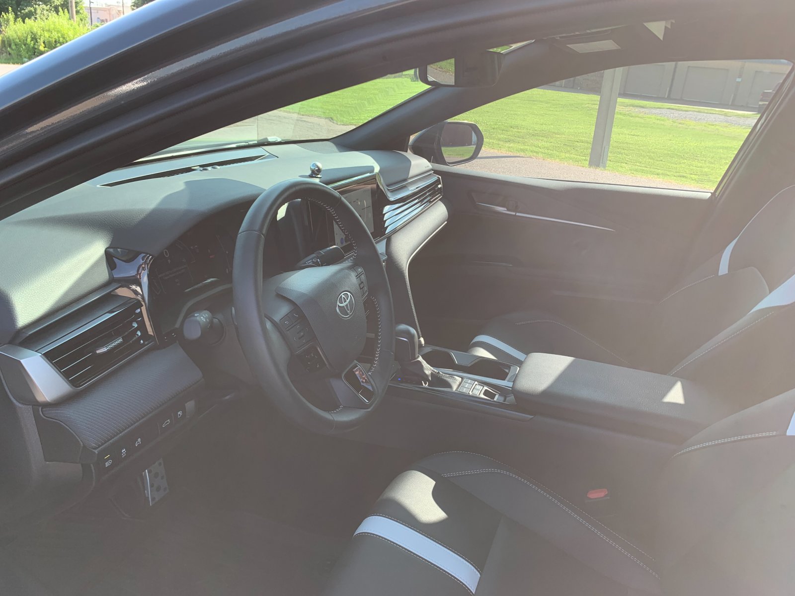 Used 2025  Toyota SE image 12