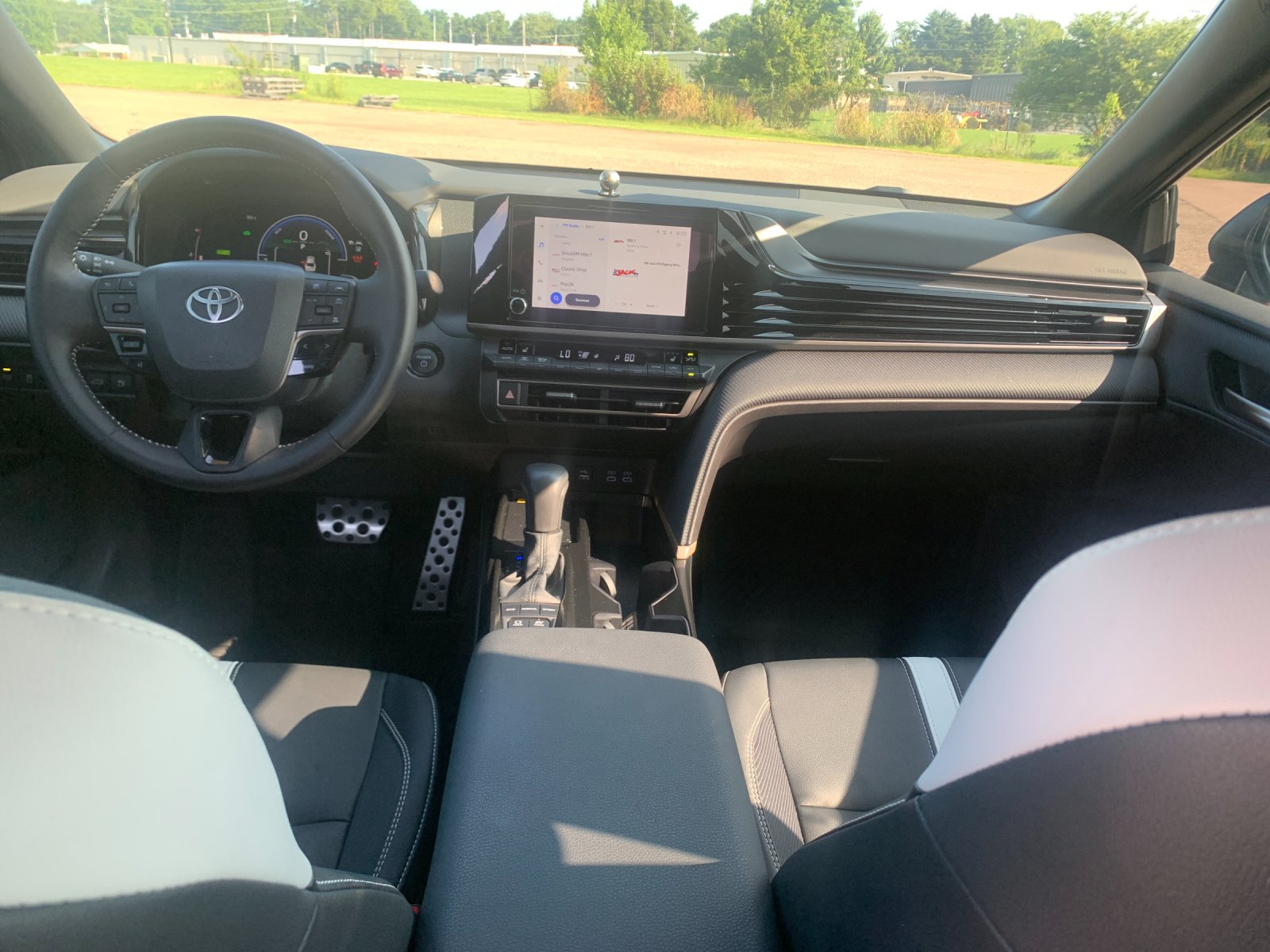 Used 2025  Toyota SE image 17