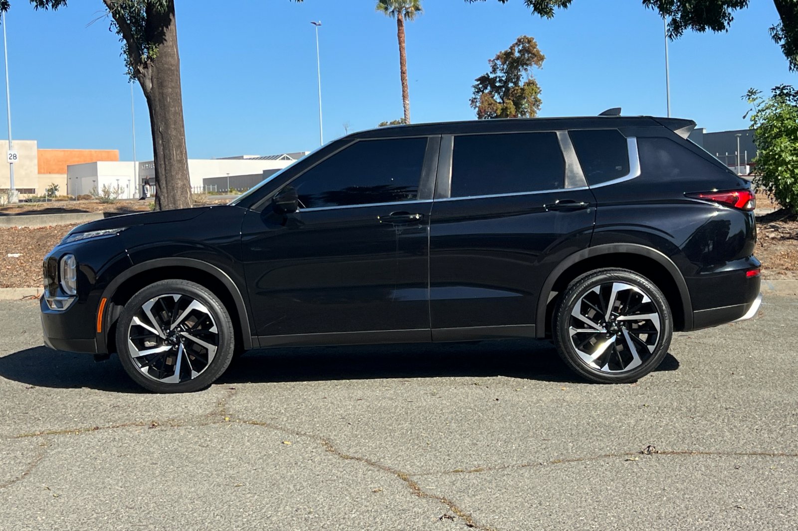 Used 2022  Mitsubishi SE image 6