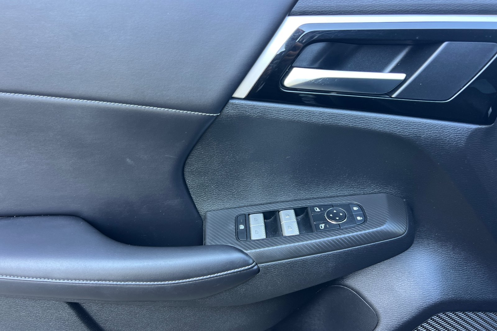 Used 2022  Mitsubishi SE image 10