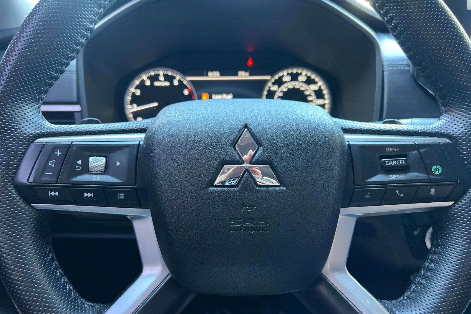 Used 2022  Mitsubishi SE image 23