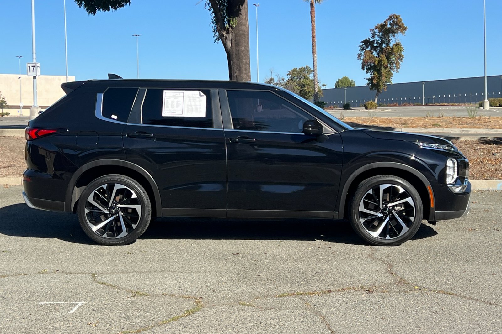 Used 2022  Mitsubishi SE image 2