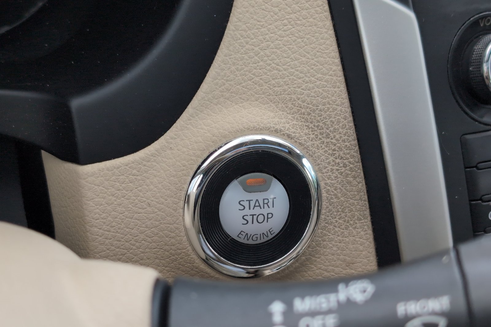 Used 2016 White Nissan 2.5 SL image 23