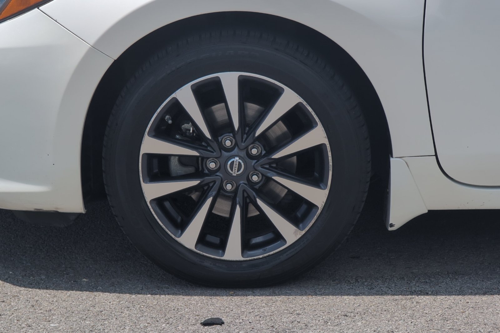 Used 2016 White Nissan 2.5 SL image 27
