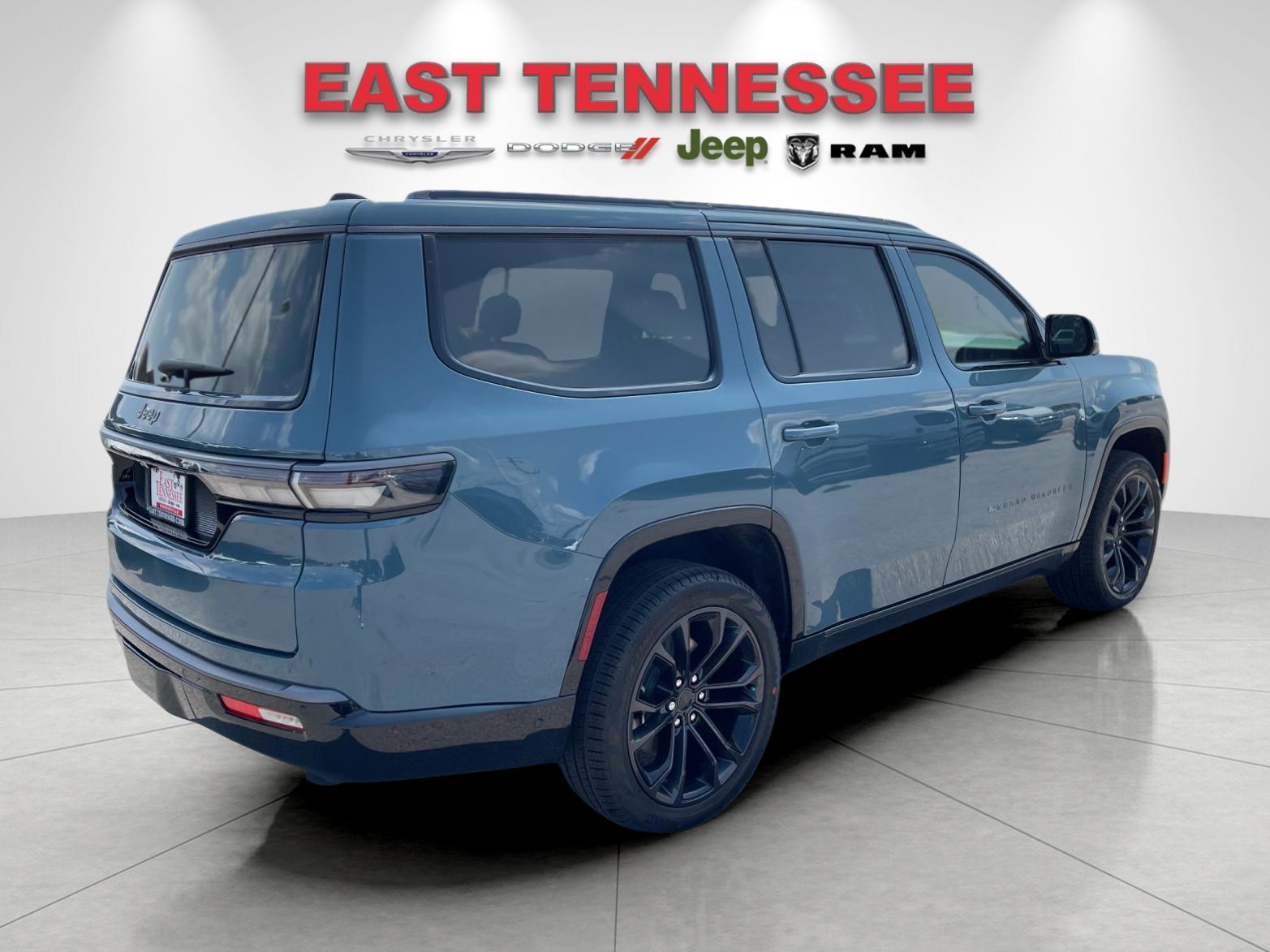 New 2026 Steel Blue Exterior Paint Jeep Summit Reserve image 3
