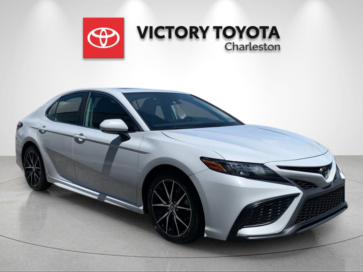 Used 2022 White Toyota SE image 5