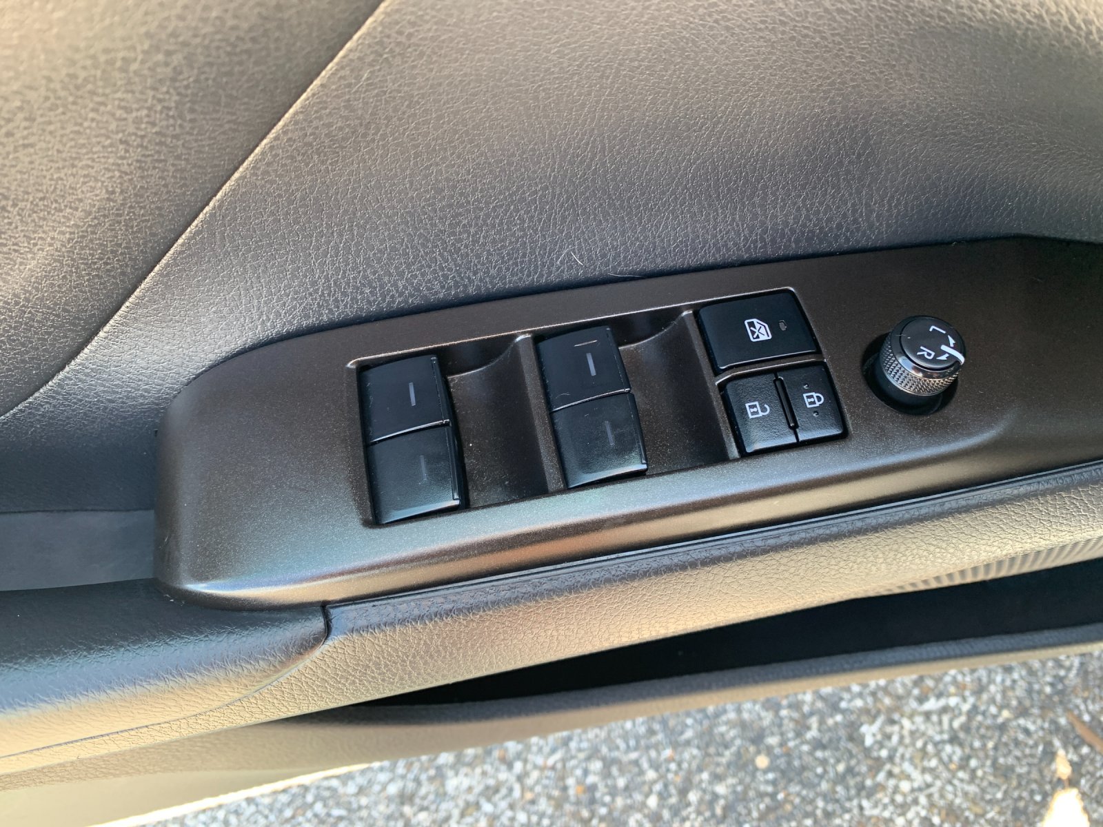 Used 2022 White Toyota SE image 13