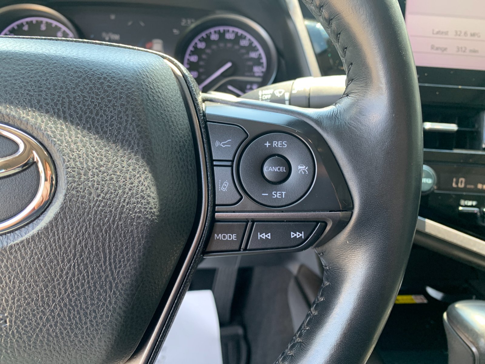 Used 2022 White Toyota SE image 29