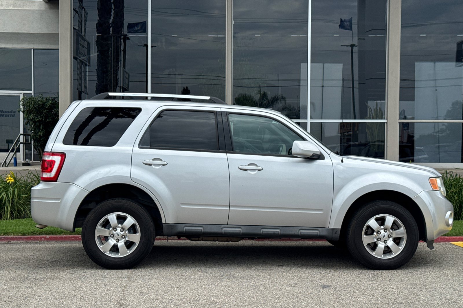 Used 2011 Ingot Silver Ford Limited image 4