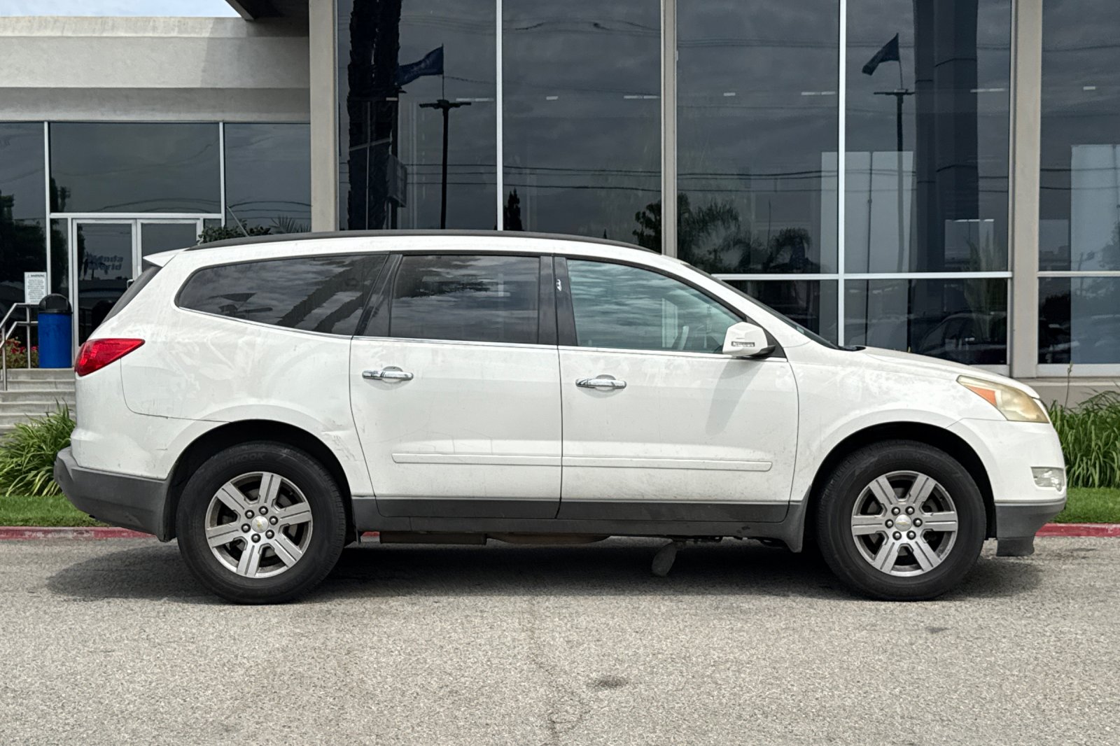 Used 2011 White Chevrolet 2LT image 4