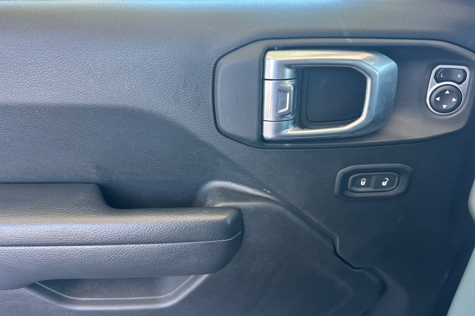 Used 2023  Jeep Rubicon image 12