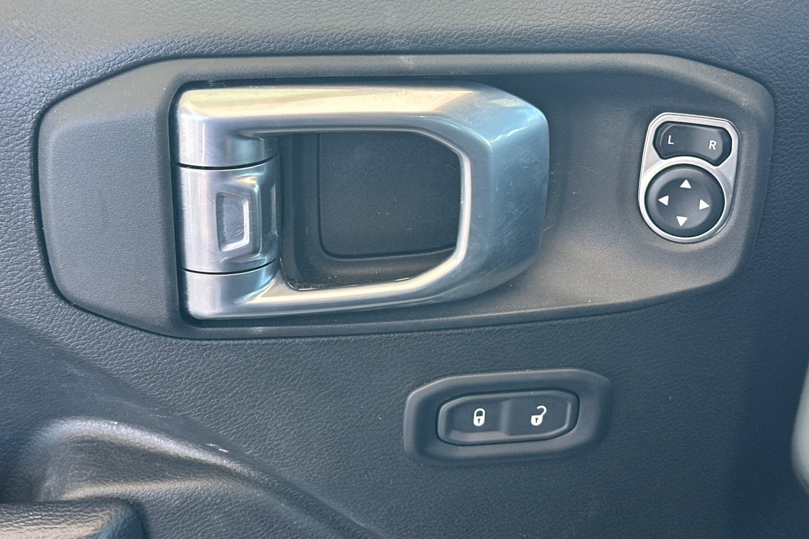 Used 2023  Jeep Rubicon image 13