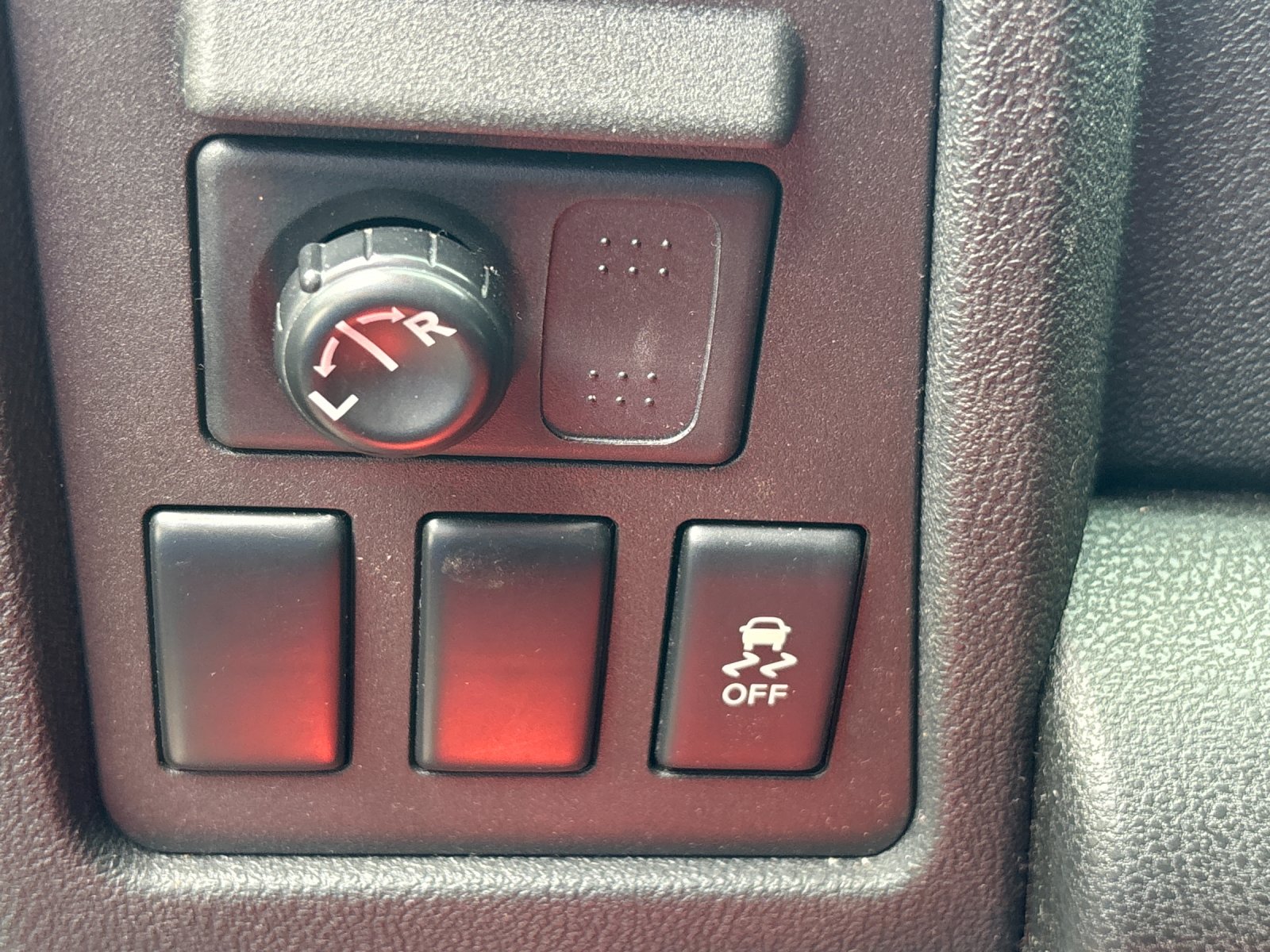 Used 2014 Cayenne Red Nissan S image 16