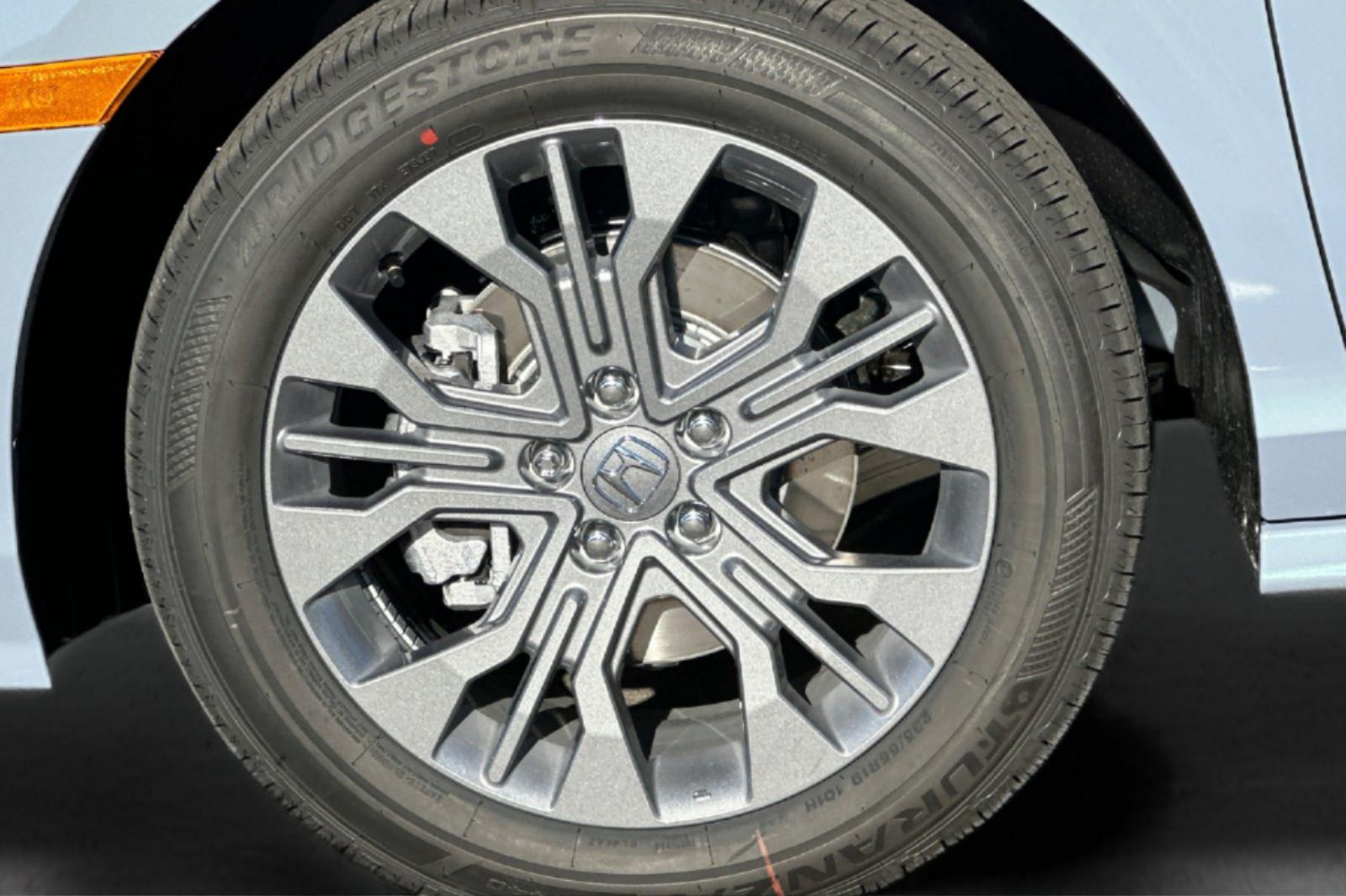 New 2026 Sonic Gray Pearl Honda Touring image 33