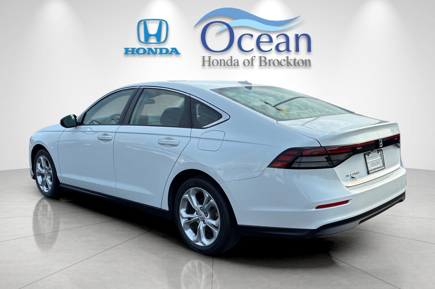 Used 2023 Platinum White Pearl Honda LX image 5