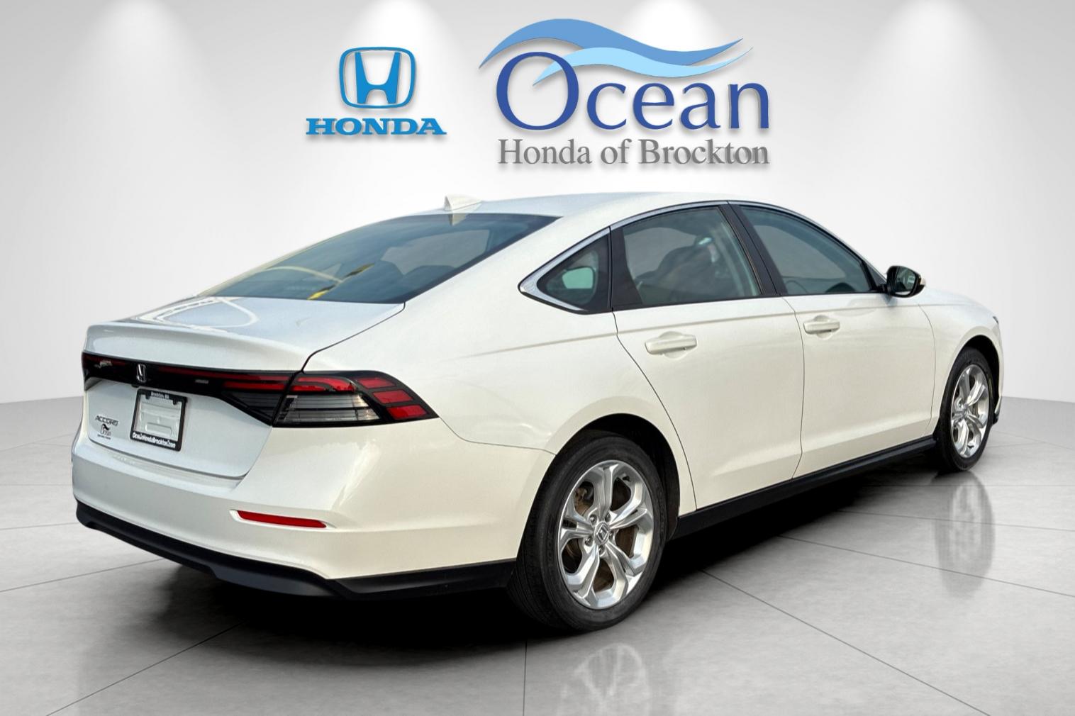 Used 2023 Platinum White Pearl Honda LX image 3