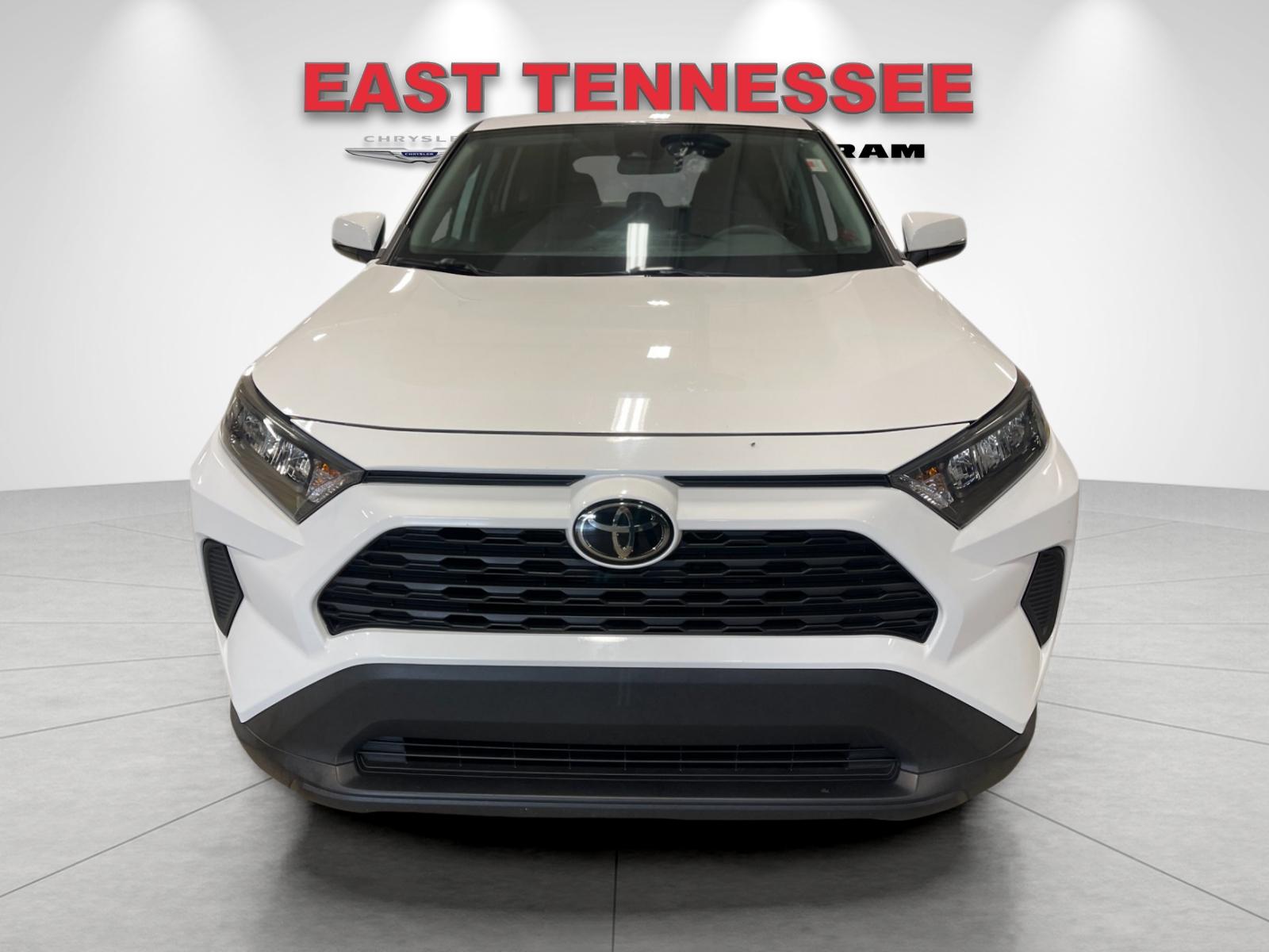 Used 2022 White Toyota LE image 9