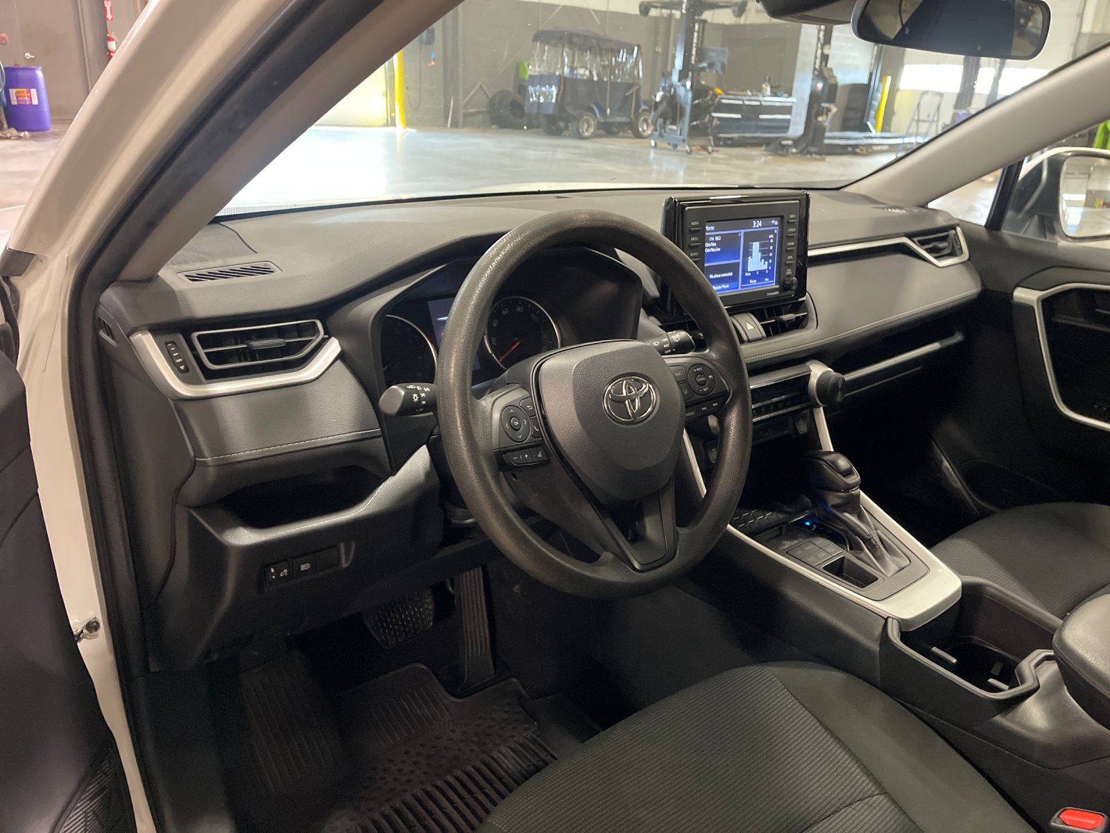 Used 2022 White Toyota LE image 11
