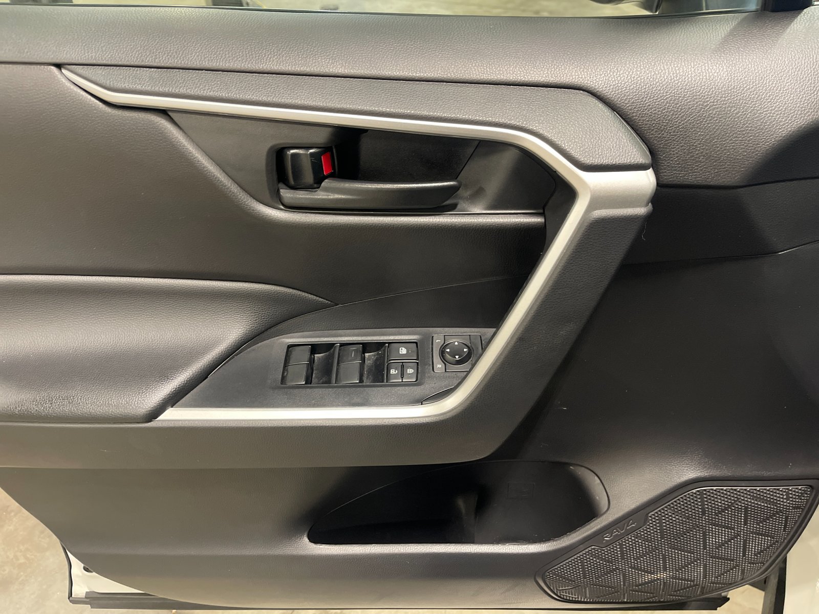 Used 2022 White Toyota LE image 12