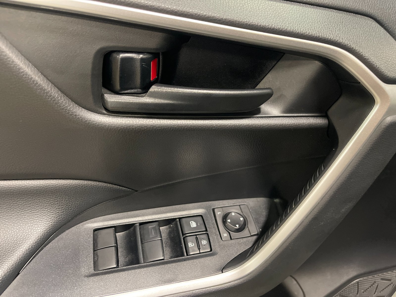 Used 2022 White Toyota LE image 13